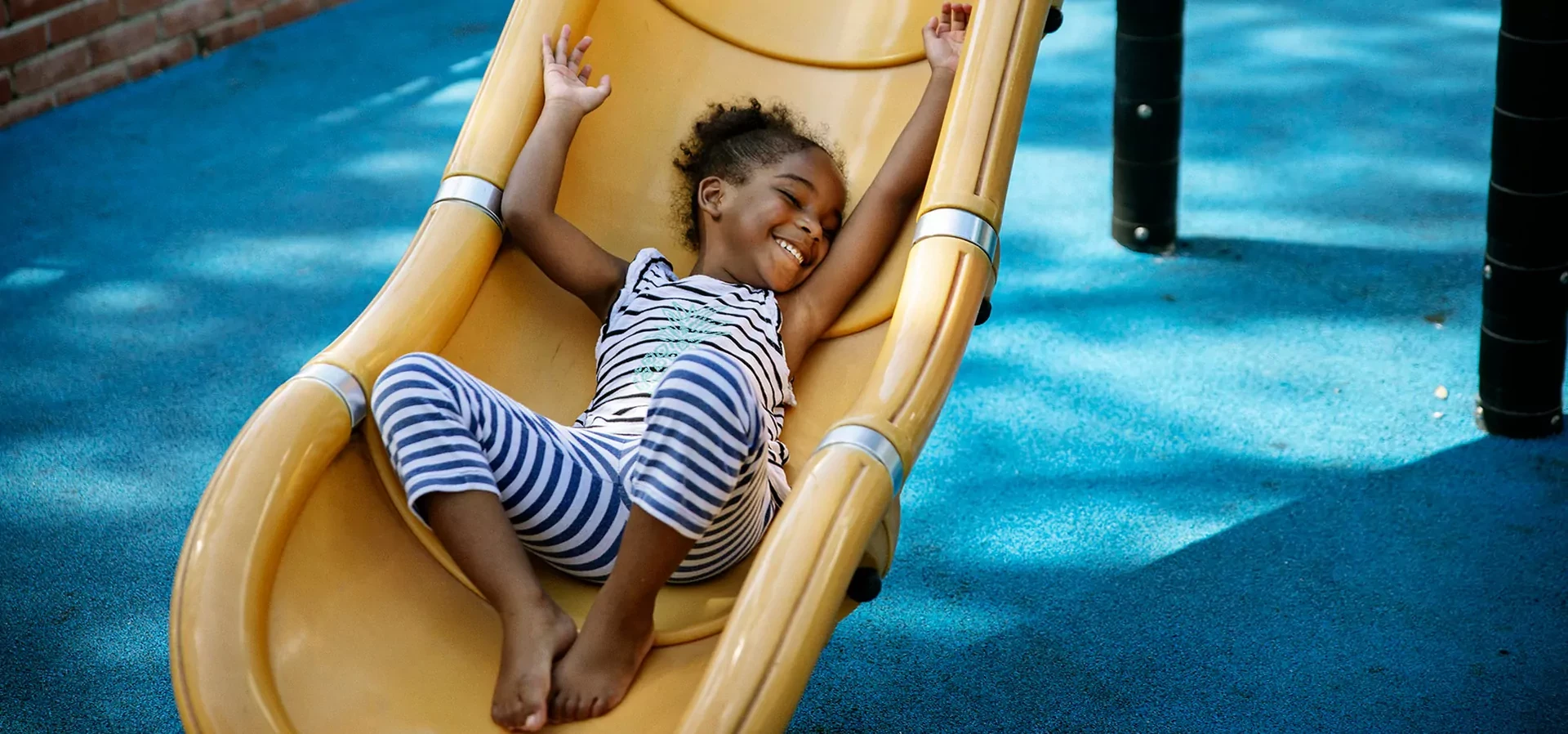  image de héros d'une fille glissant sur un toboggan dans un parc