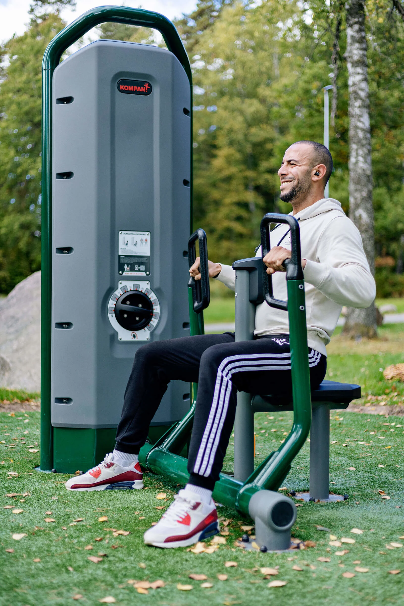 En man tränar med styrkemaskin på utegym på Kypegården