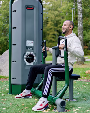 FAZ605 horizontal-row kypegården SE with-people ID-9ddb2f26 0414