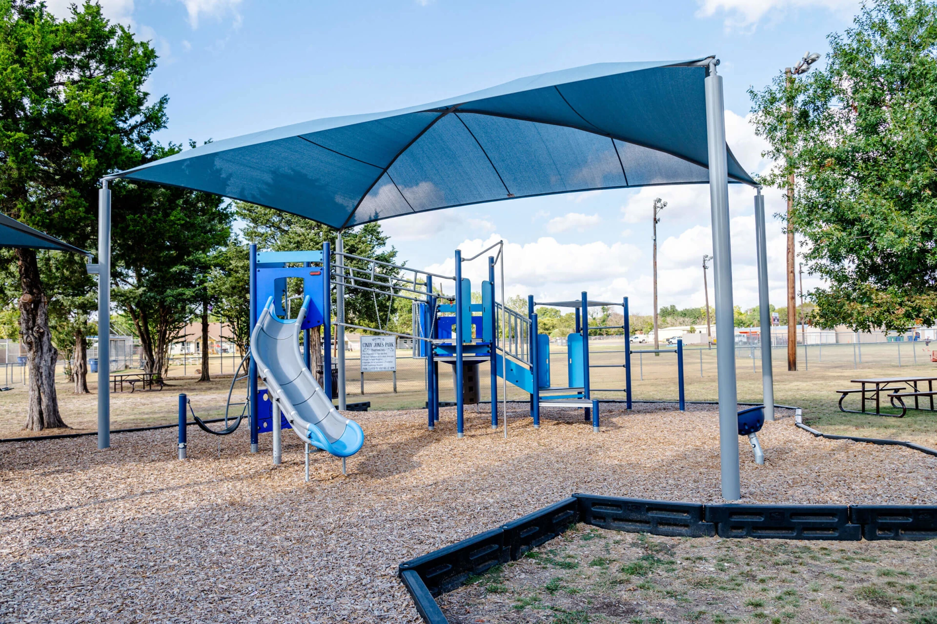 aire de jeux avec parasol installé