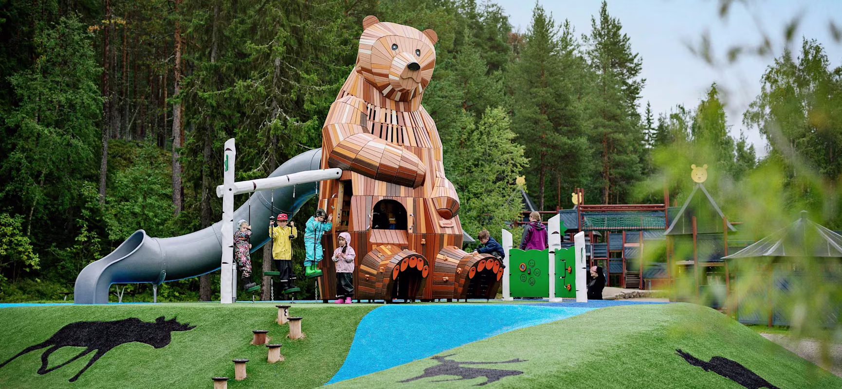 anpassad björnlekplatsskulptur i Lycksele djurpark