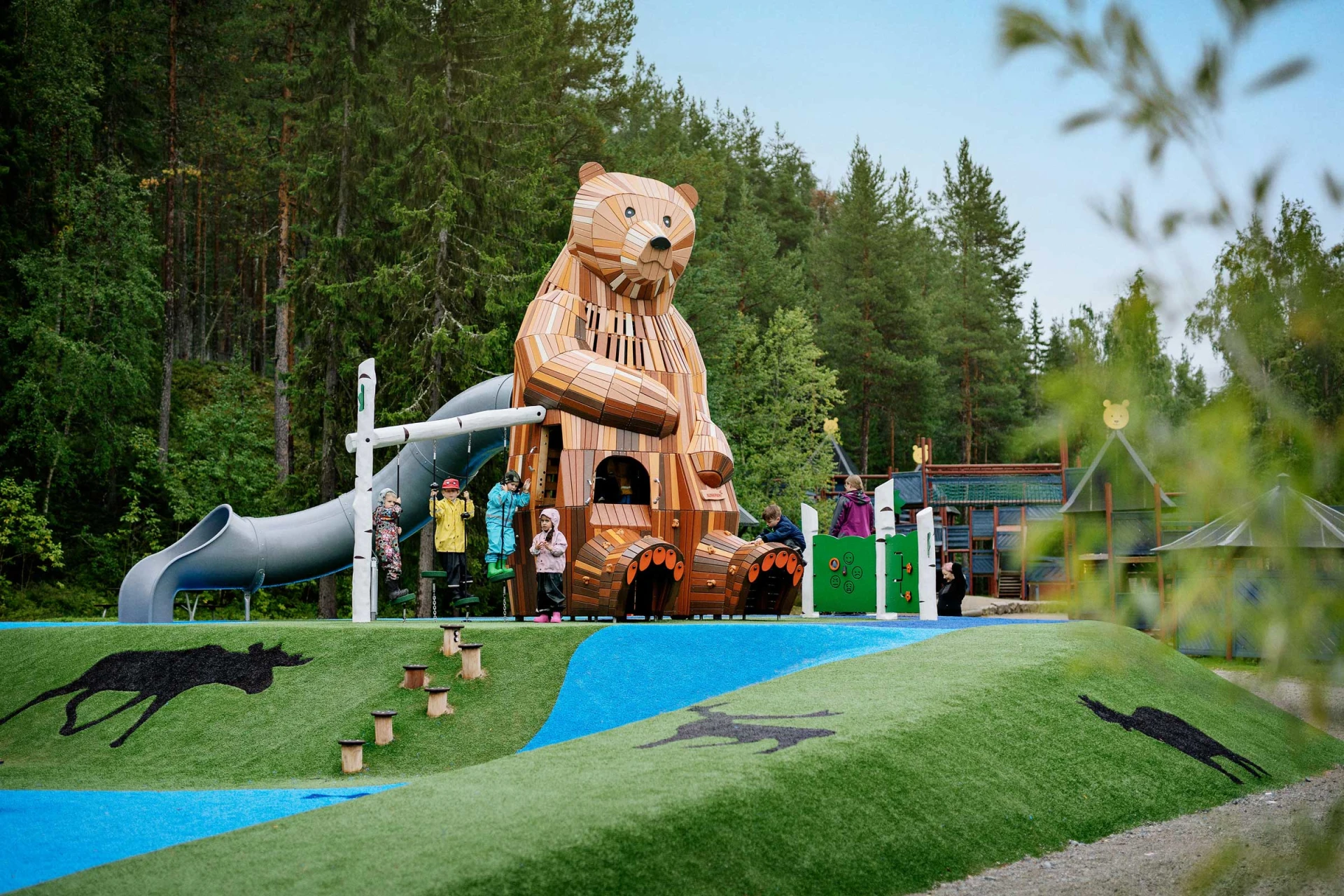 anpassad björnlekplatsskulptur i Lycksele djurpark