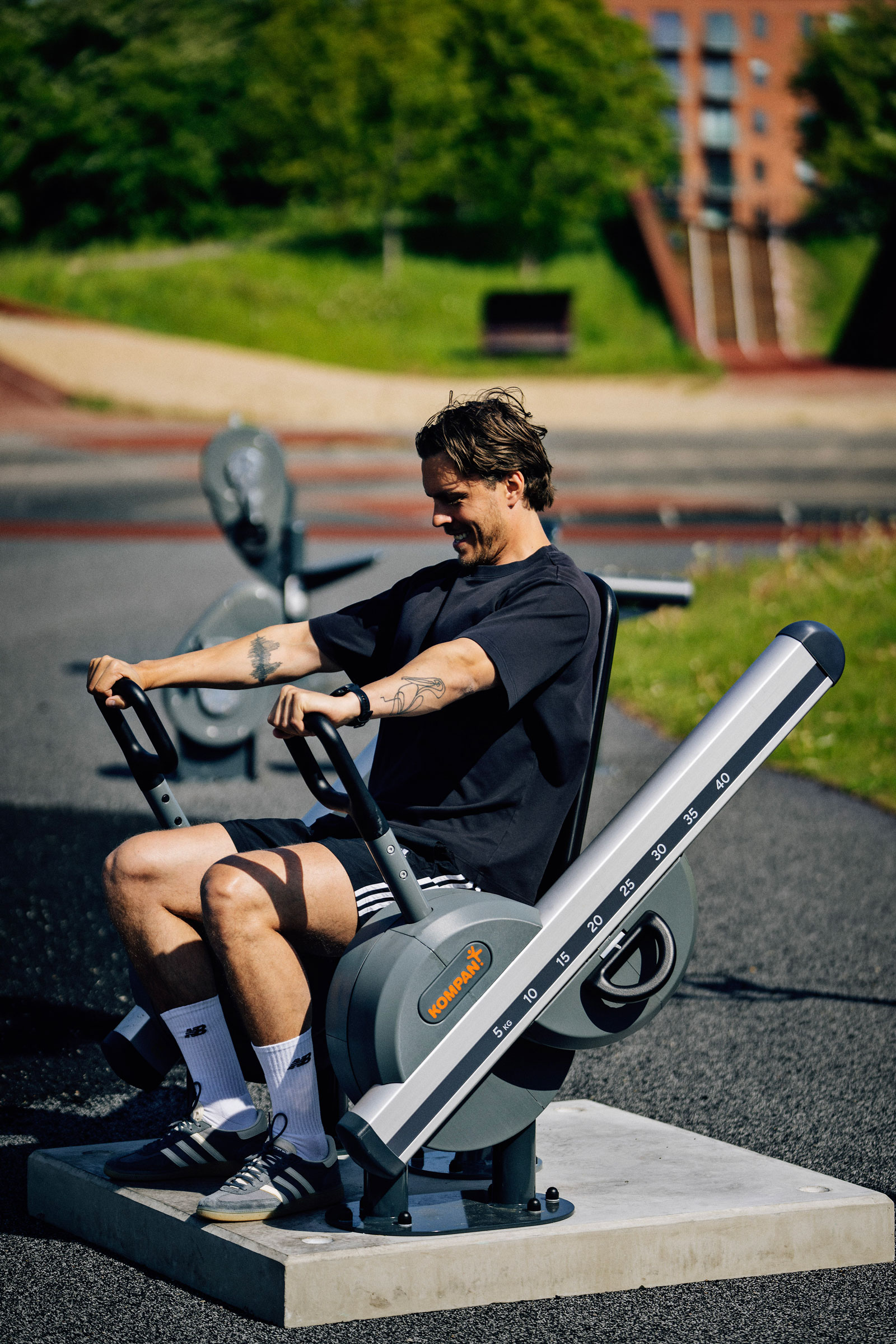 Un hombre haciendo ejercicio en una máquina de musculación al aire libre