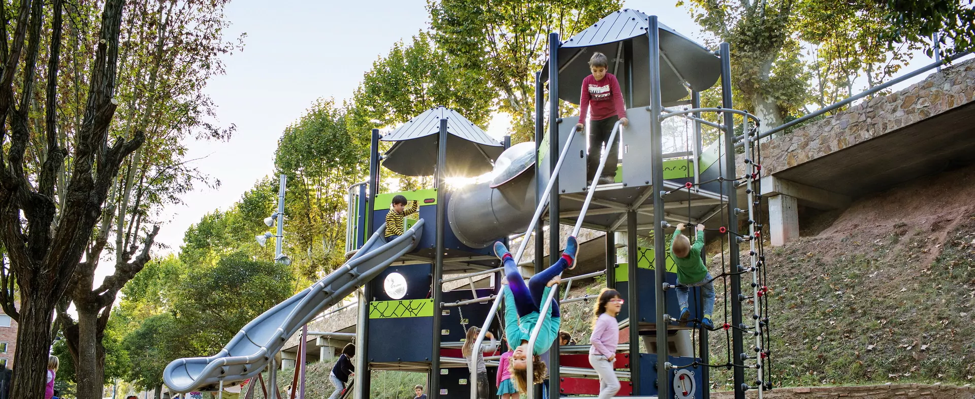 Villaggio gioco per parchi per bambini con montanti in alluminio - 1 scivolo  in vetroresina , 1 tunnel , 1 pertica ed 1 risalita