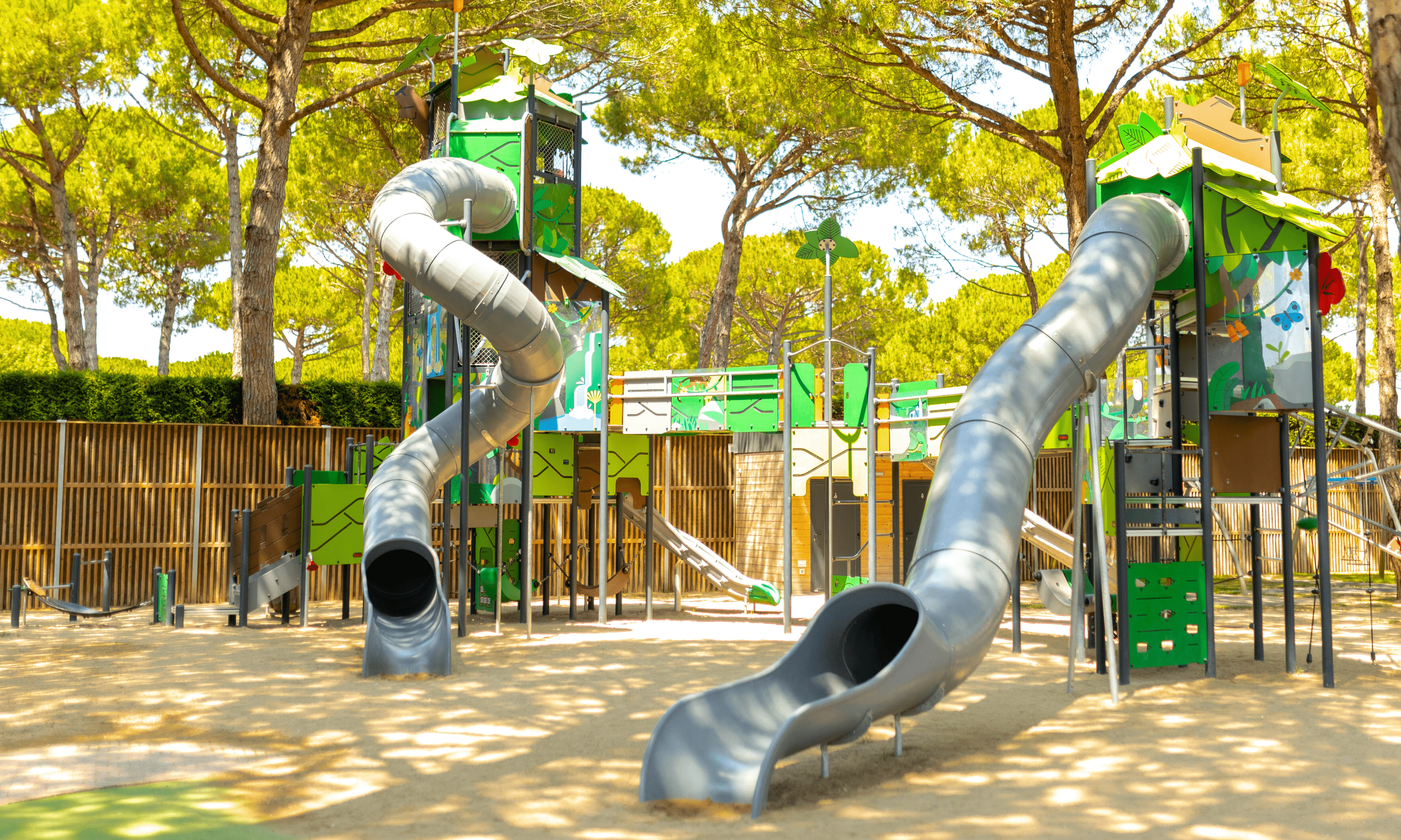 Imagen de héroe de camping en el parque infantil