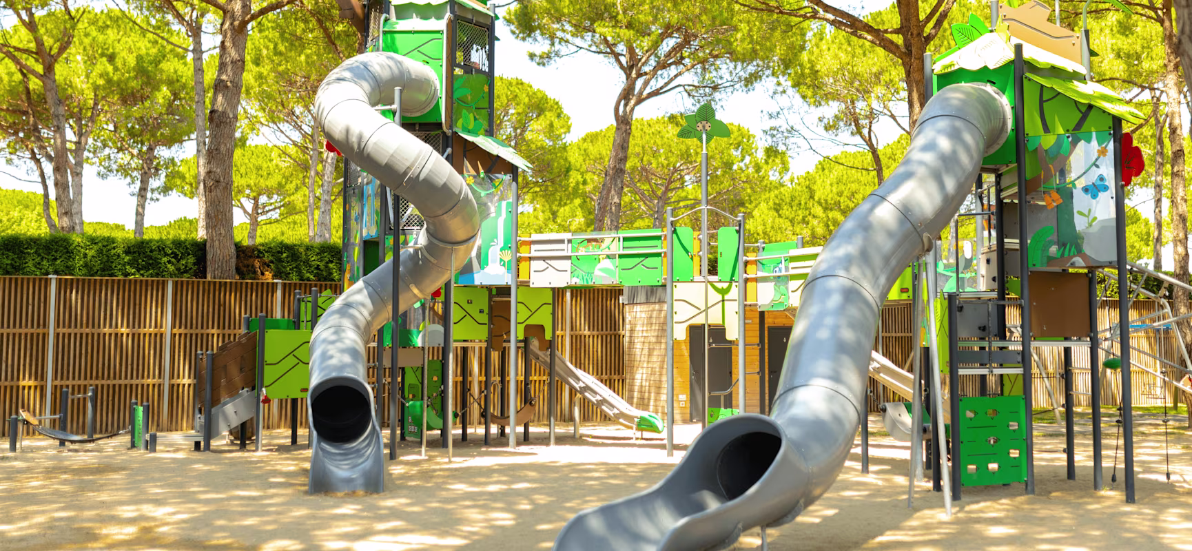 Imagen de héroe de camping en el parque infantil