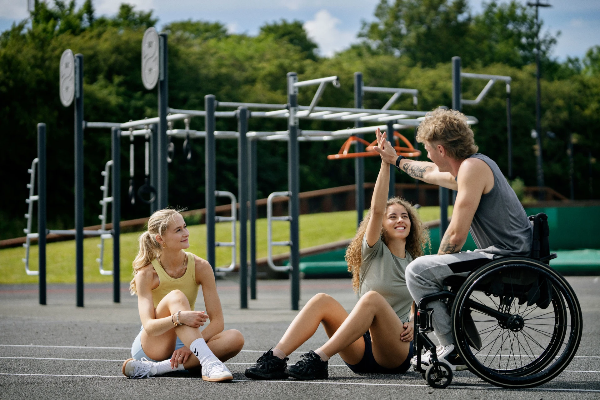 Menschen trainieren im Outdoor Fitness Park