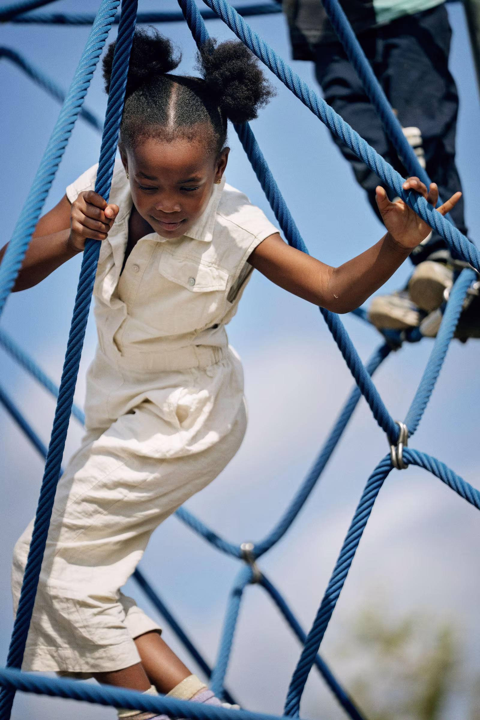 Mädchen klettert in Corocord Seilspielgerät
