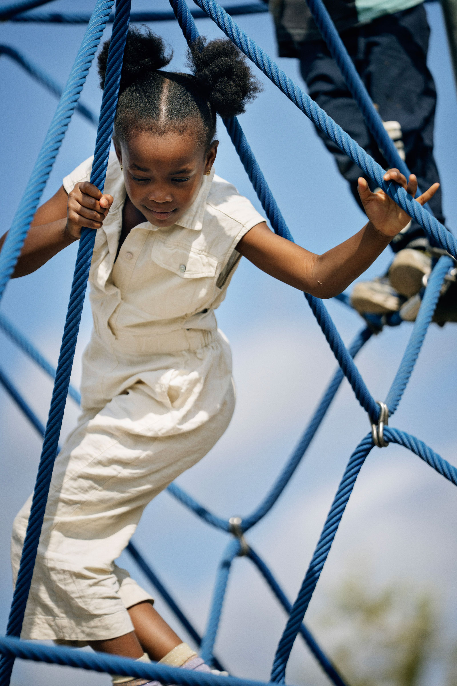 Mädchen klettert in Corocord Seilspielgerät