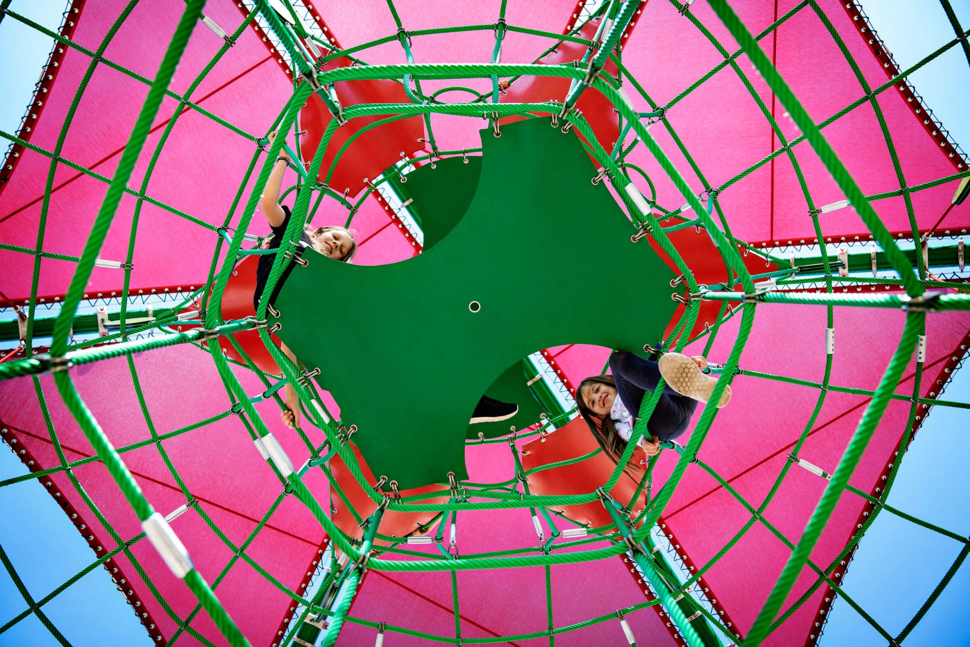 niños jugando en una cúpula de escalada para secundaria.
