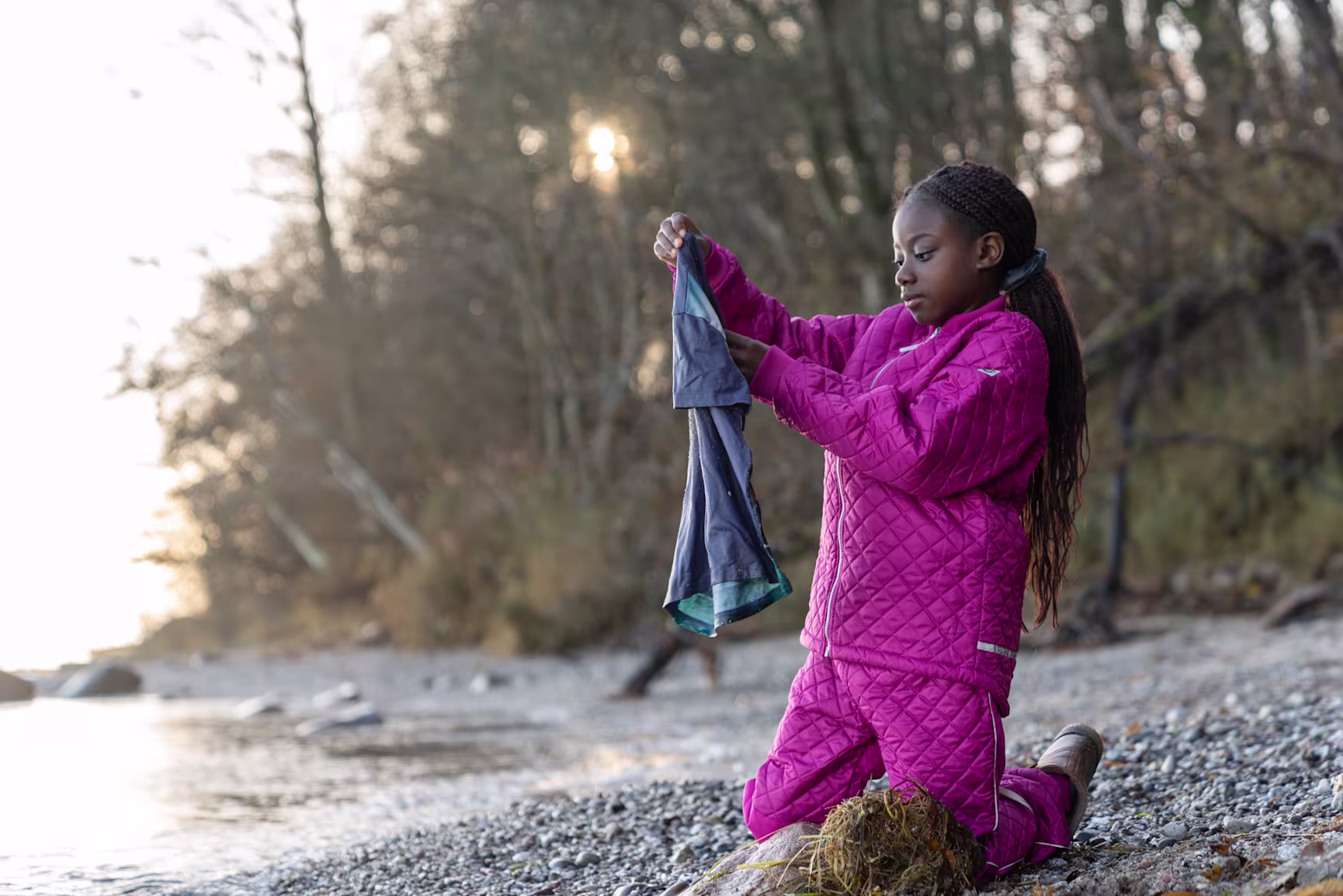 meisje kijkt uit het raam van een groene speelplaatsstructuur