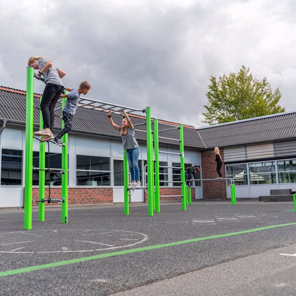Kinder vergnügen sich auf dem Fitnessspielplatz für Schulen
