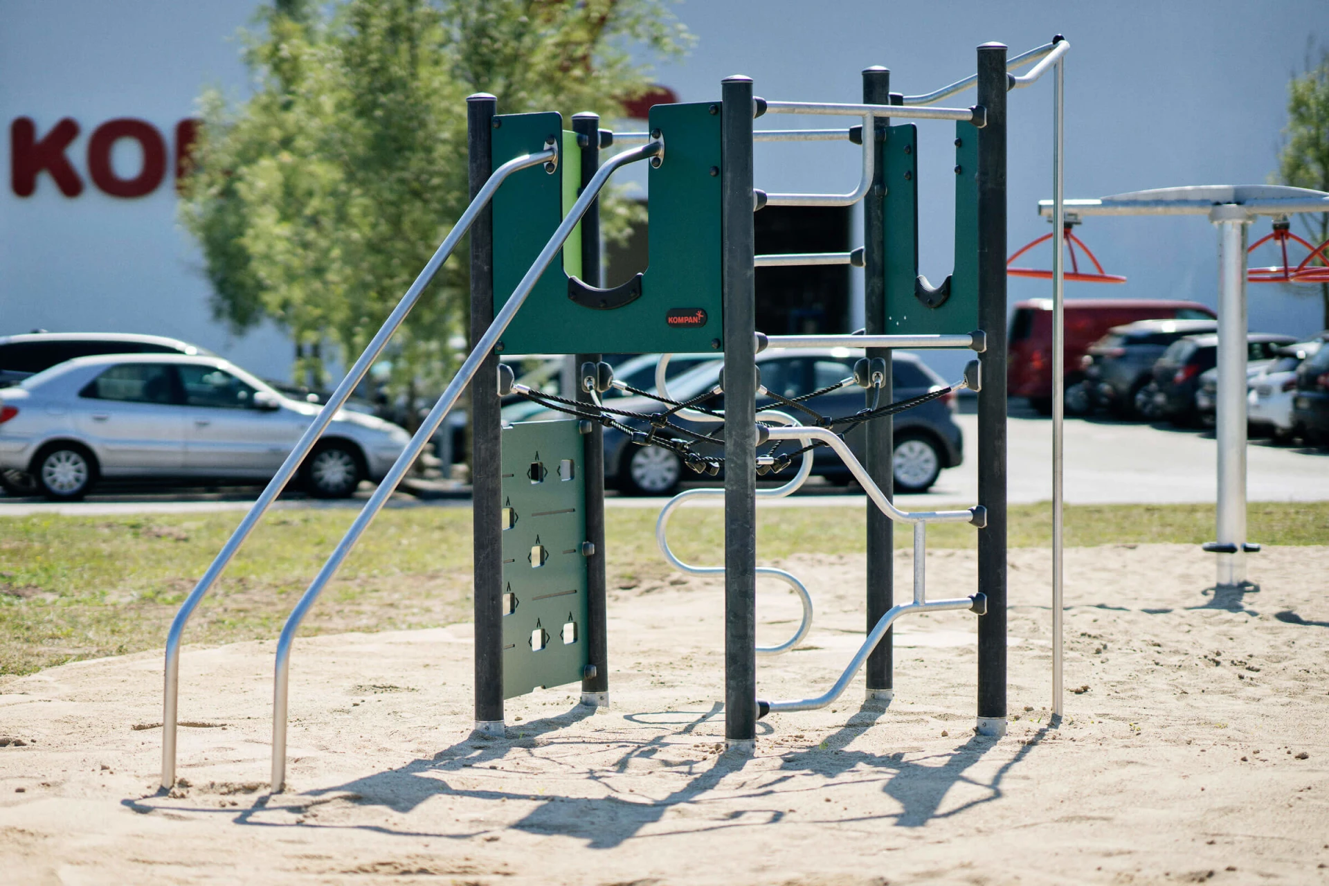 Kletteranlage für einen Spielplatz mit Platten aus ausgedienten Fischernetzen und Seilen