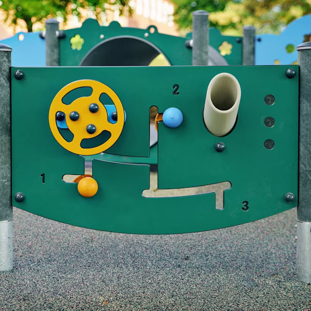 niños jugando en un panel de juego kompan finanzas y gestión