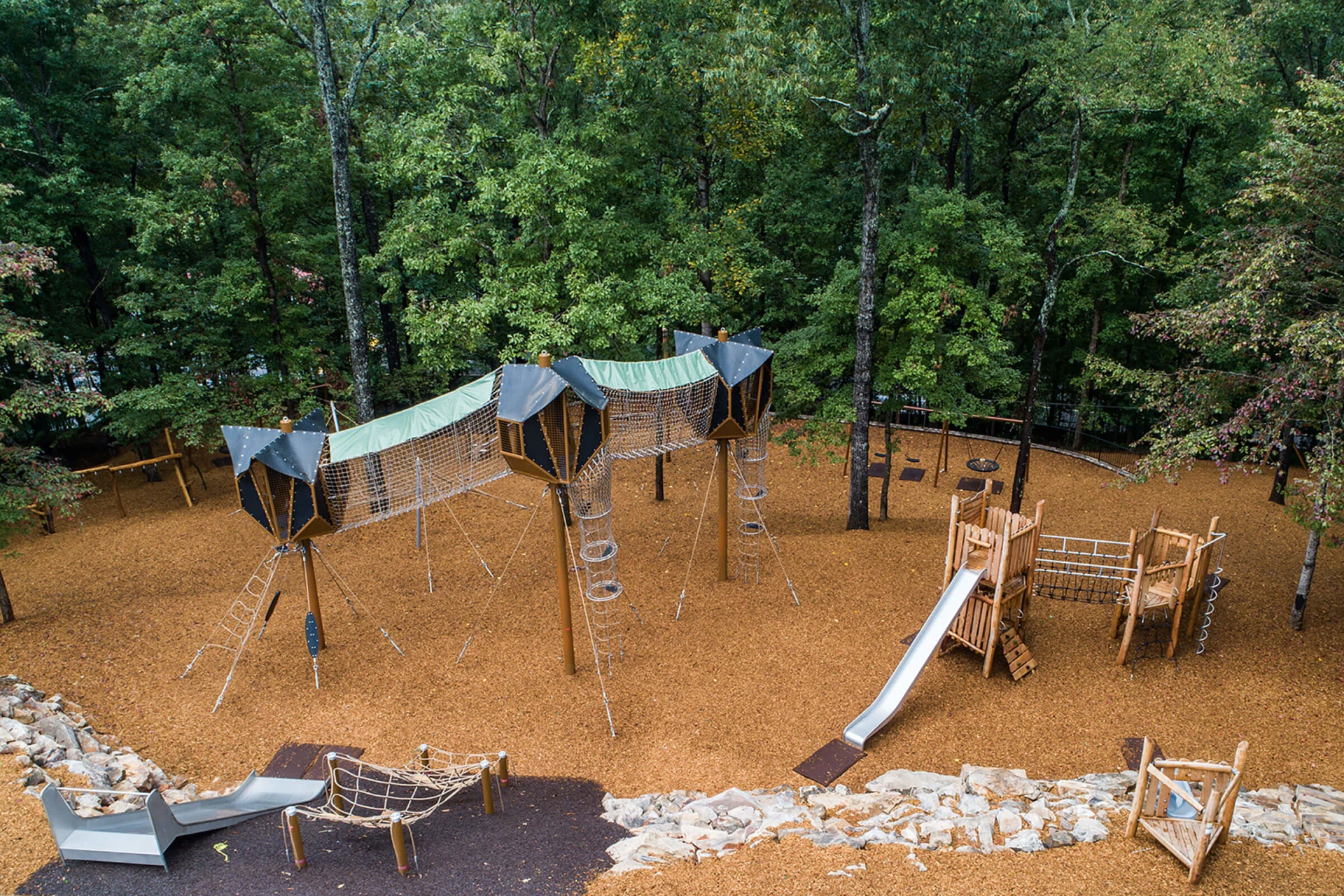 luonnonmukainen leikkipuisto Atlantassa sijaitsevan Westminsterin koulun metsässä