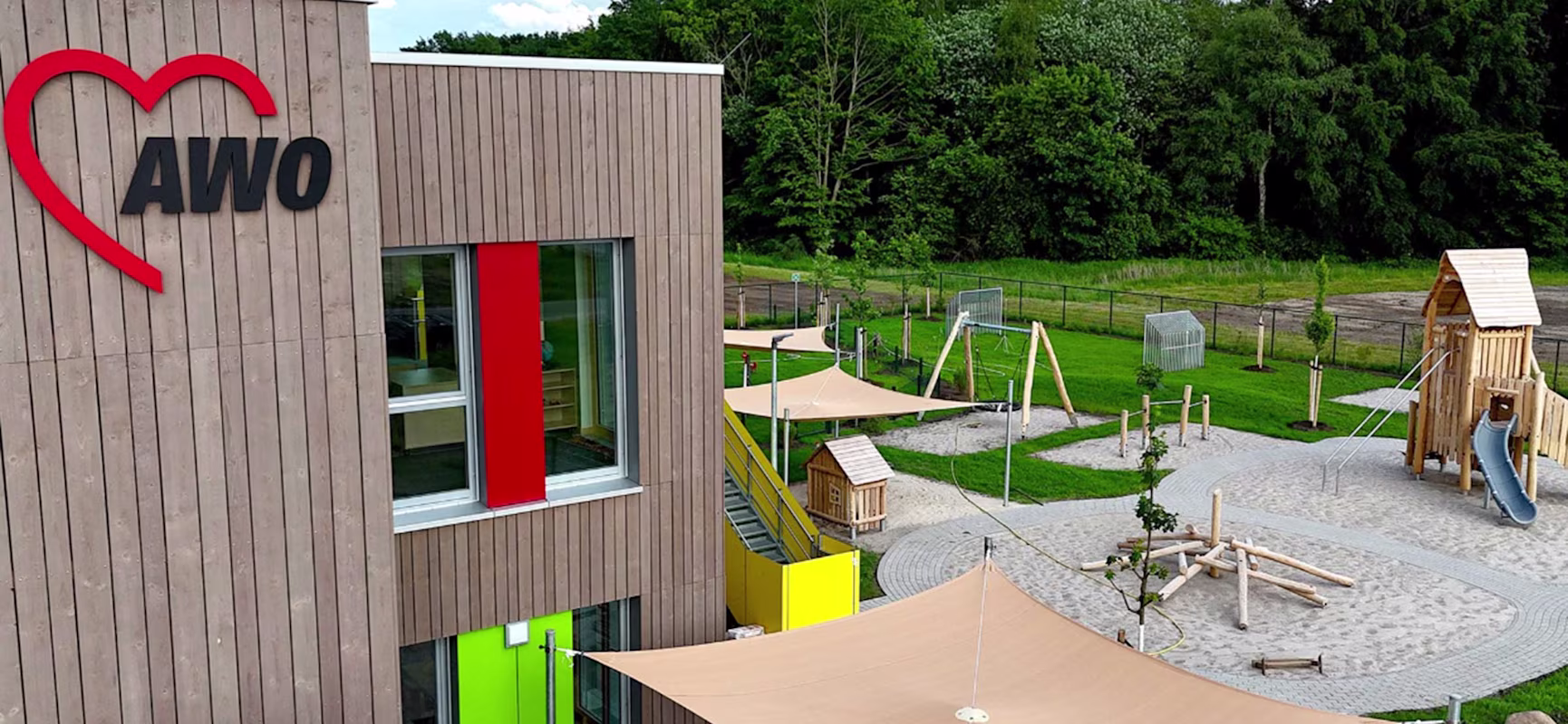Robinienholzspielplatz in einem Kindergarten