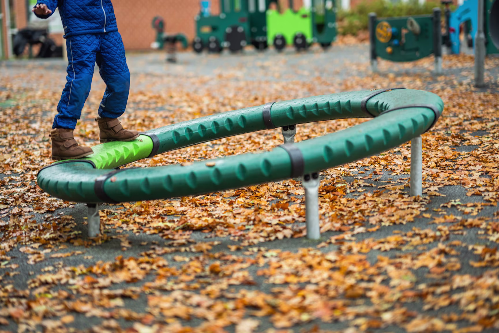 primer plano de una ruleta verde de parque infantil