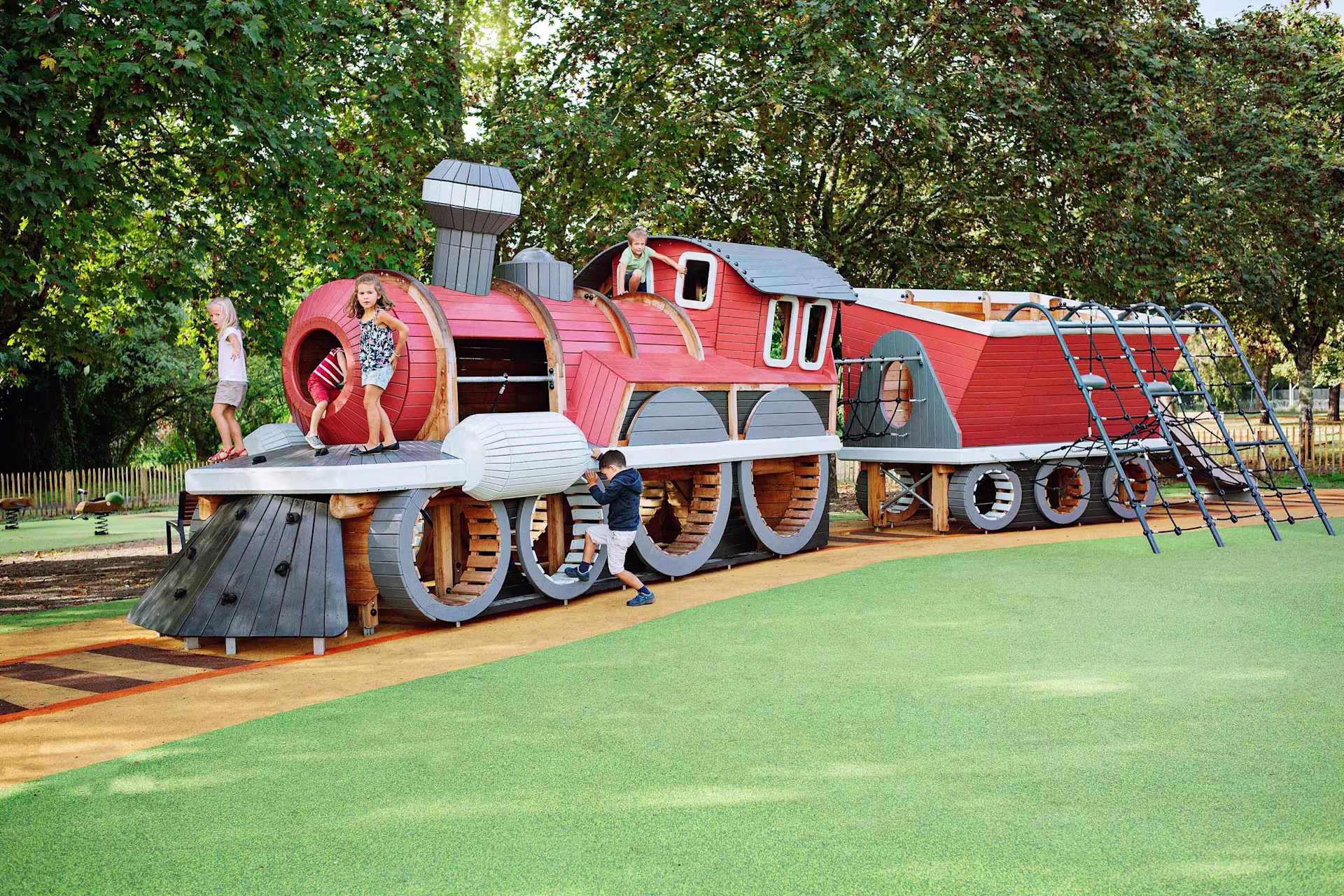 KDSR train locomotive-and-wagon four-children saint-Medard-en-jalles FR