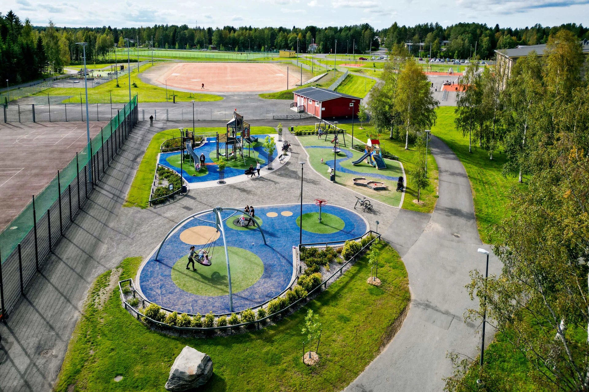 Ilmakuva suuresta leikkipuistosta Oulussa, Suomi