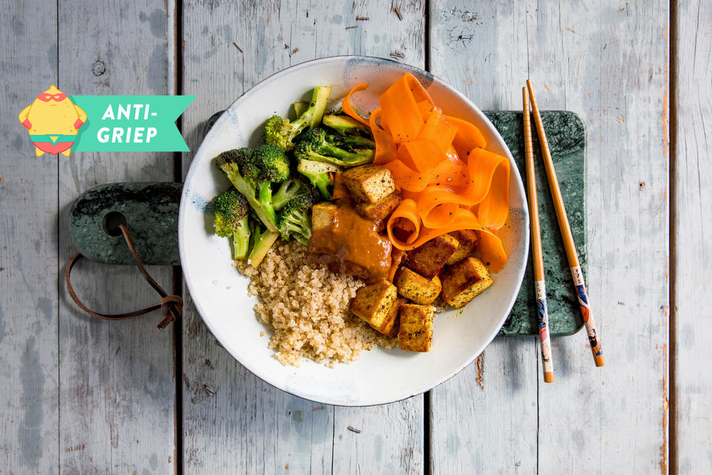 Quinoa tofu bowl met broccoli en een pittige pinda-gemberdressing