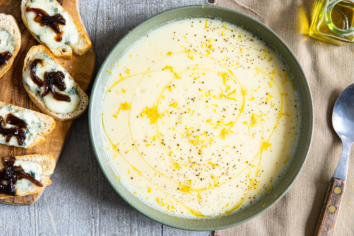 🇪🇺 Romige knolselderij-aardpeersoep en crostini met blauwe kaas