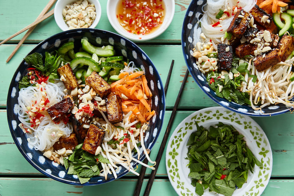 Vietnamese noedelsalade met hoisin tofu en bonte groenten