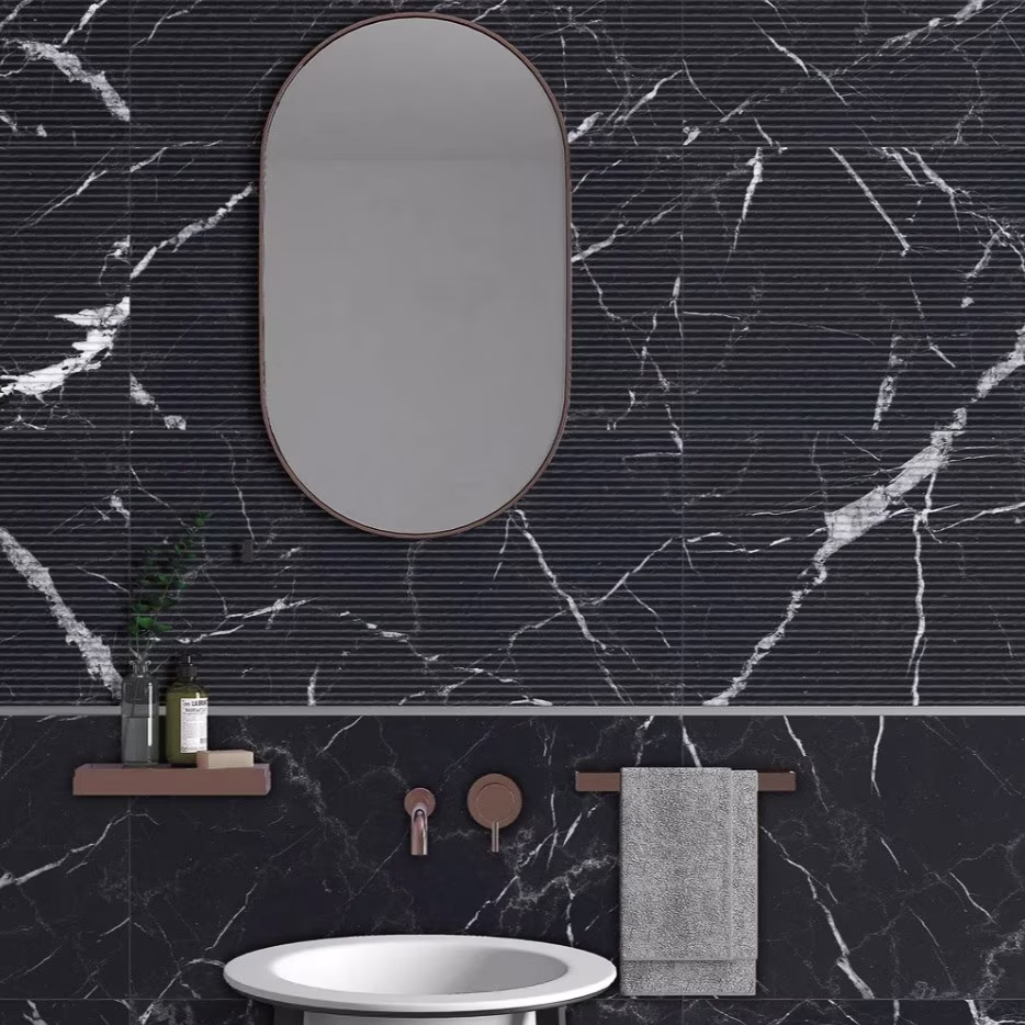 badkamer renovatie of make-over: zwarte badkamertegels