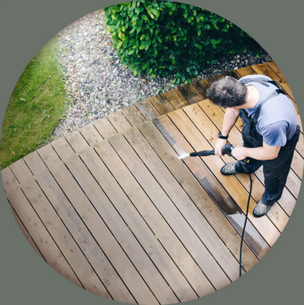 Een man maakt een terras schoon met een hogedrukreiniger | Un homme nettoie une terrasse à l'aide d'un nettoyeur à pression