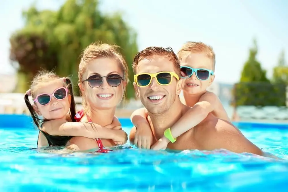 Twee volwassenen en twee kinderen in het zwembad | Deux adultes et deux enfants dans la piscine 