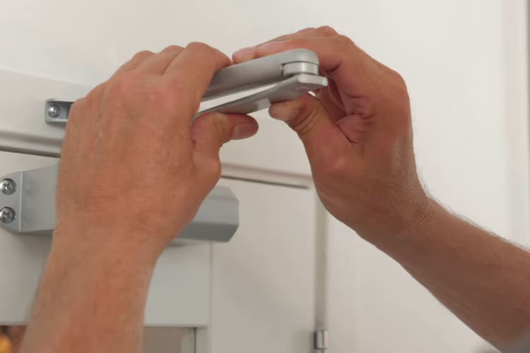 Hoe monteer ik een deurdranger? Hoe monteer ik een deurdranger?