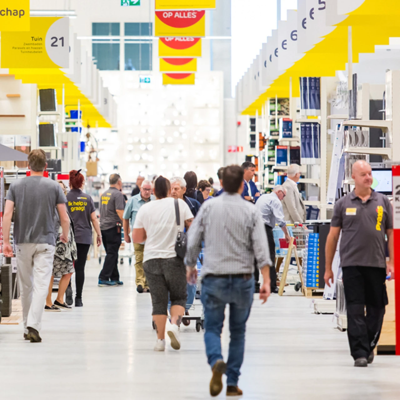 Klanten lopen in de Praxis-winkel