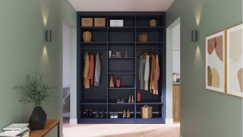 een dressing met planken en lades | un dressing avec étagères et tiroirs
