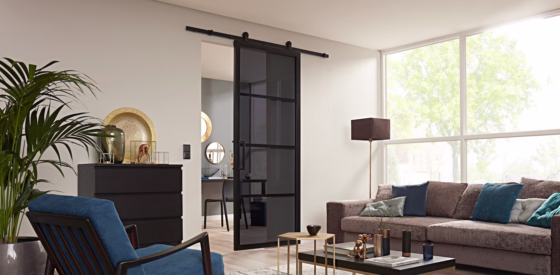 woonkamer met een zwarte industriële schuifdeur: praxis binnendeuren trends en inspiratie woonkamer met een zwarte industriële schuifdeur: praxis binnendeuren trends en inspiratie