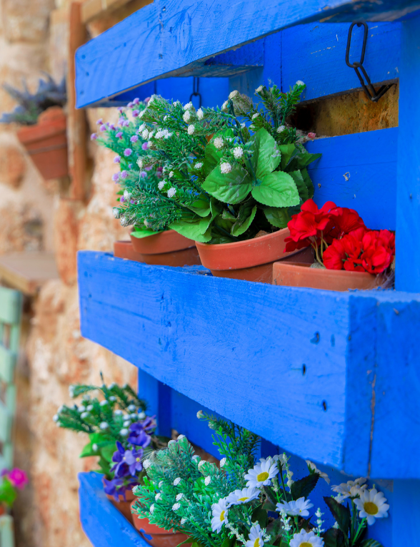 Blauw geschilderde Pallet als bloembak | Palette peinte en bleu comme bac à fleurs