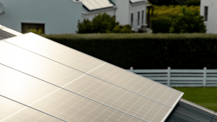 zonnepanelen op schuin dak | panneaux solaires sur toit en pente