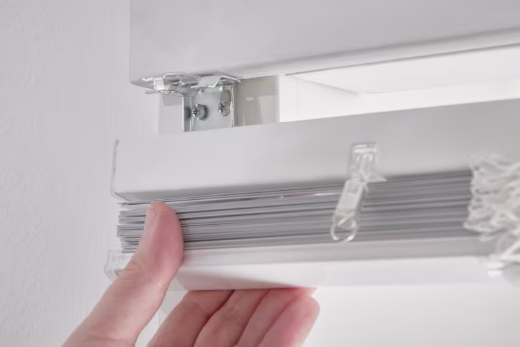 Jaloezieën laten ophangen