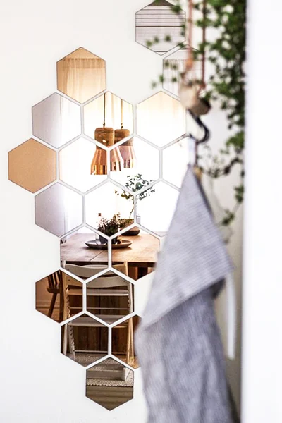 zeshoekige spiegels op muur | miroirs hexagonaux sur le mur