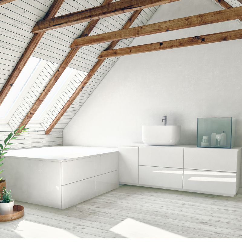 Zolder met badkamer met bad en lavabo in het wit met withouten accenten | Loft avec salle de bain avec baignoire et lavabo en blanc avec des accents de bois blanc