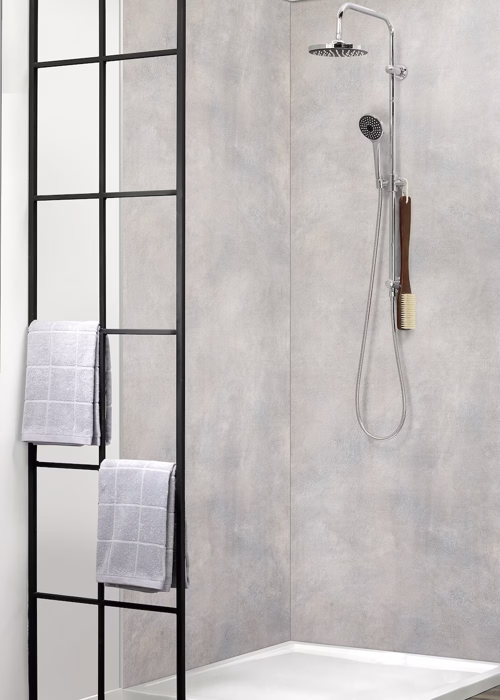 badkamer met rvs douche en betonlook wandpanelen in lichtgrijs: Praxis inspiratiepagina badkamer wandpanelen trends