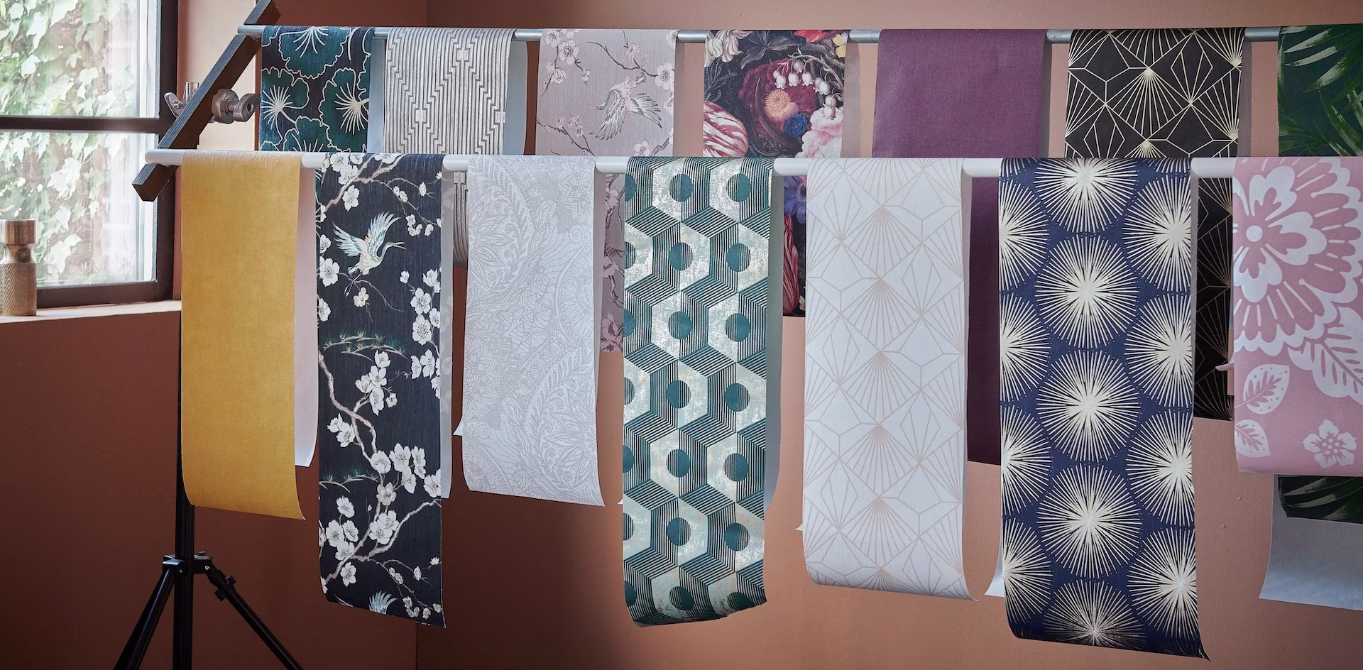 behangtrend graham & brown display verschillende rollen behang in allerlei kleuren behangtrend graham & brown display verschillende rollen behang in allerlei kleuren