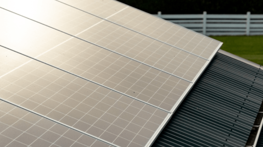 zonnepanelen op schuin dak | panneaux solaires sur toit en pente