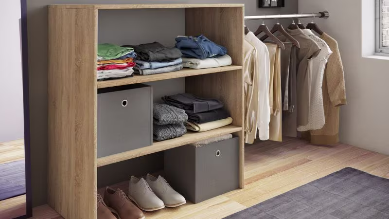 Een open dressing met kleding en schoenen erop | Un dressing ouvert contenant des vêtements et des chaussures