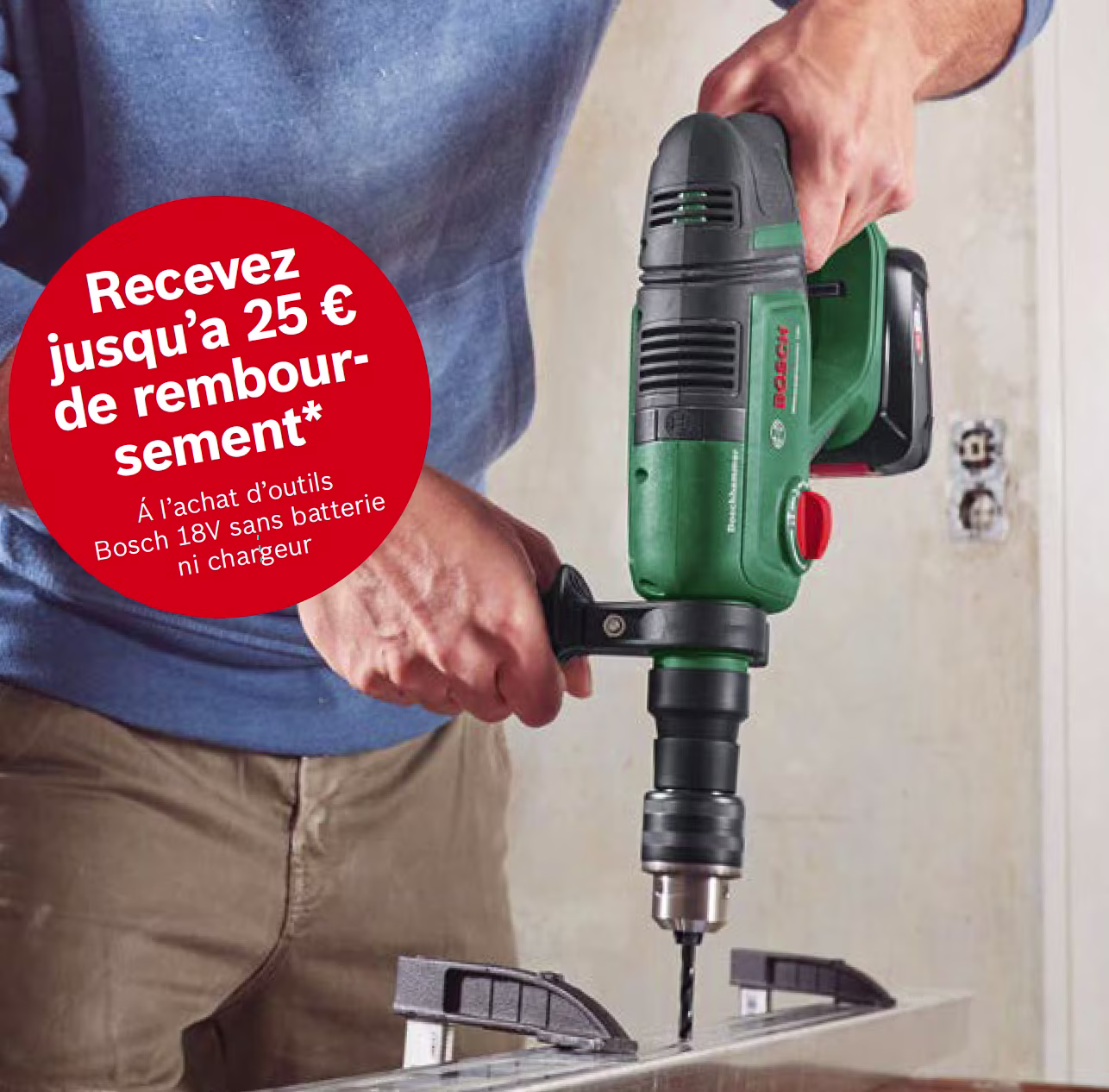 Homme avec une perceuse à l’arrière-plan. Étiquette indiquant : recevez jusqu’à 25 € de remboursement à l’achat d'outils Bosch 18V sans batterie ni chargeur