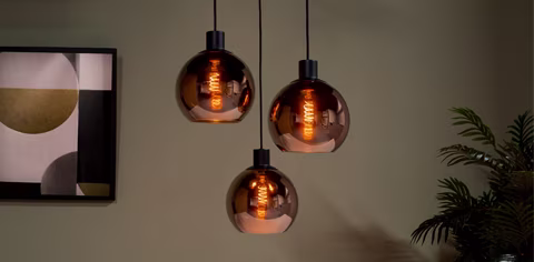 Moderne hanglamp in woonkamer met blazen bollen en rookglas