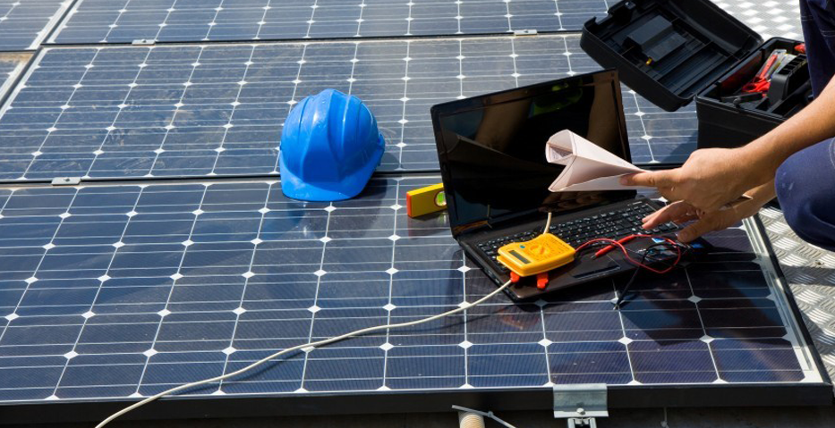 Een man installeert zonnepanelen | Un homme installe des panneaux solaires 