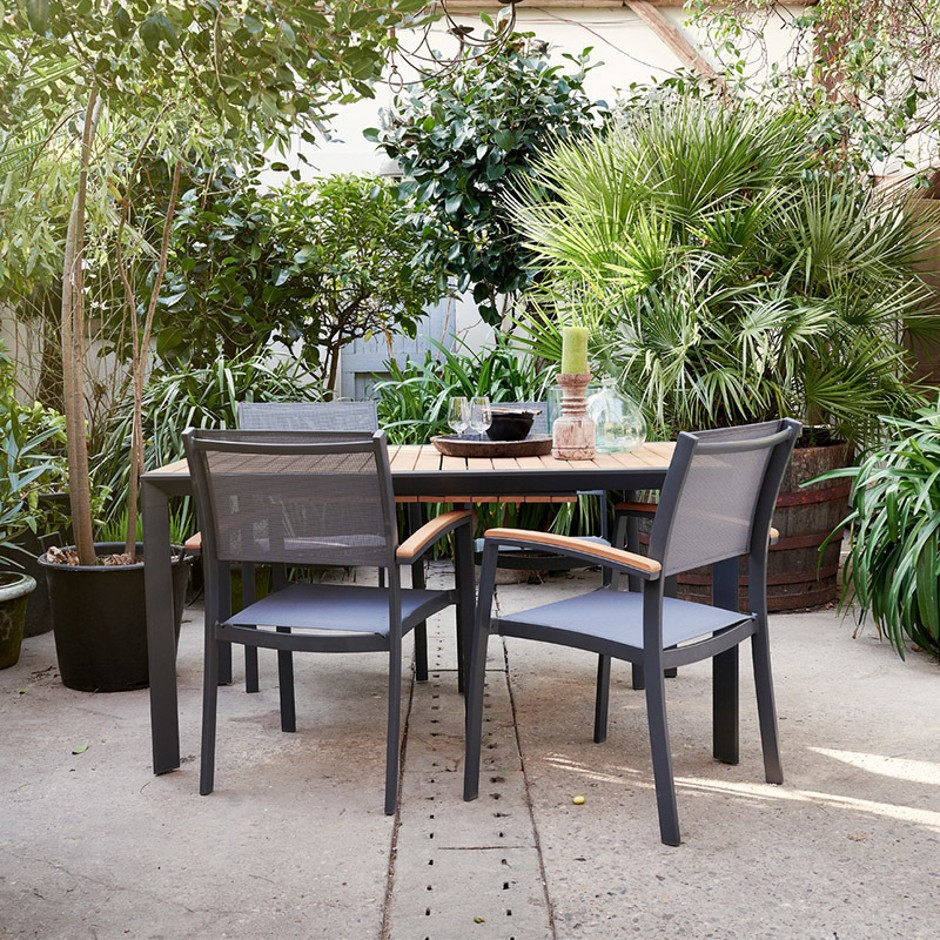 Tuinset met stoelen en planten