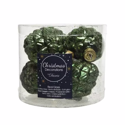 kerstballen in de vorm van dennenappels 