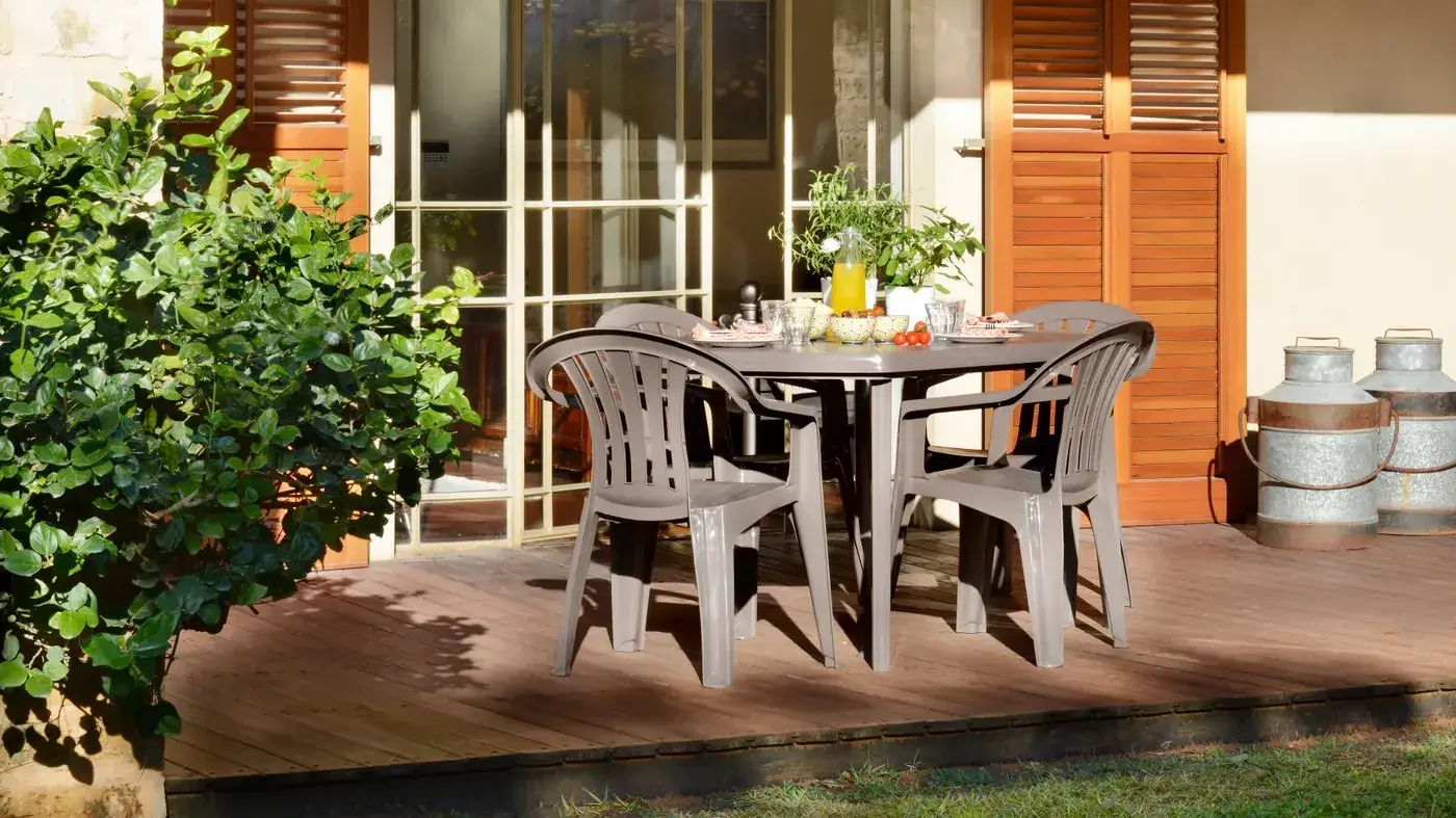 Table sur une terasse sous le soleil | Tafel op een terras onder de zon