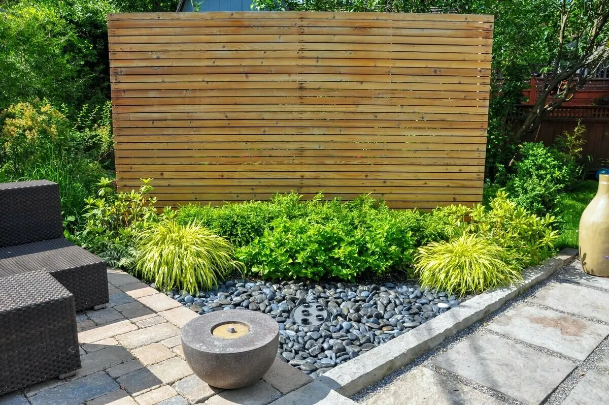 Een houten tuinhek | Une clôture de jardin en bois 