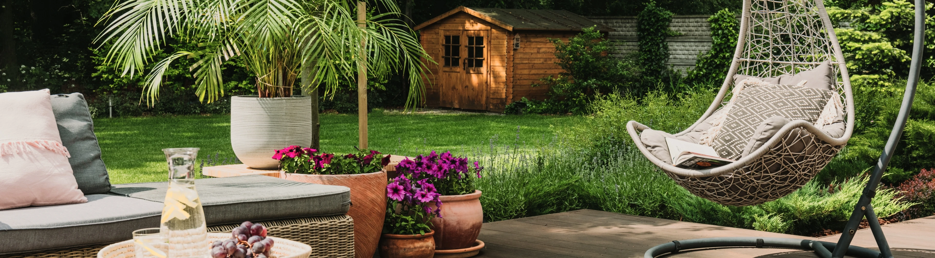 een patio met hangmat en planten | un patio avec hamac et plantes